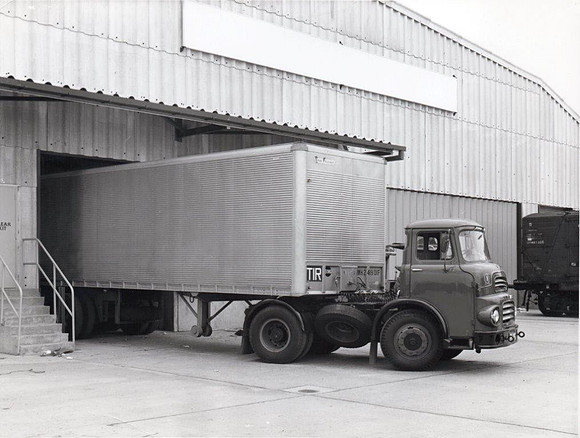Leyland LAD Long door tractor