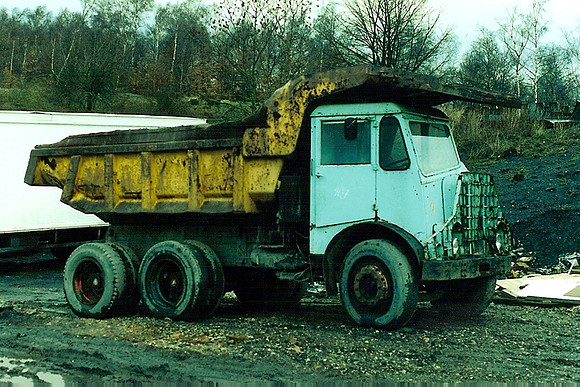 AEC Dumptruk 3673M