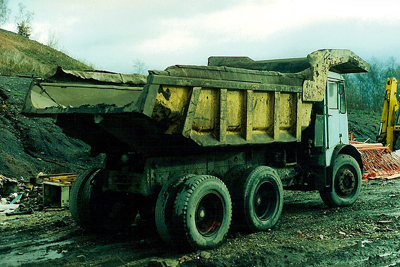 AEC Dumptruk 3673M