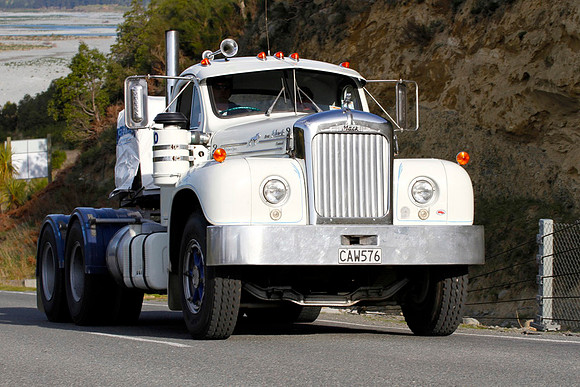 1965 Mack B61 CAW576