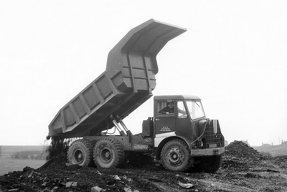 AEC Dumptruk 3673M