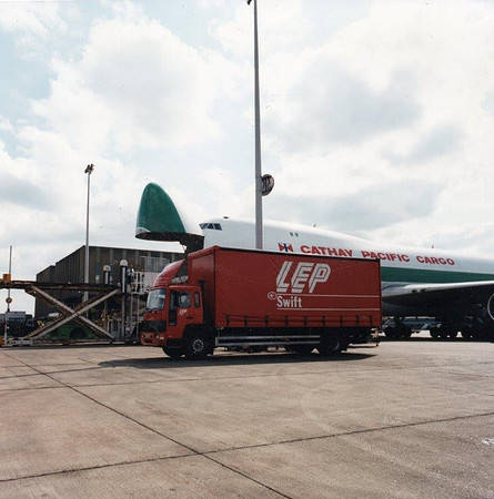 Volvo Box Lep Swift alongside 747