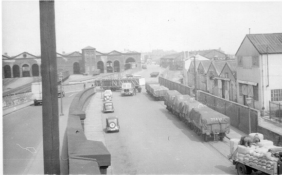 d AEC drags out of Hull Docks