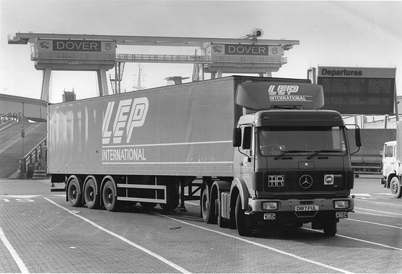 Mercedes with tri-axles all round