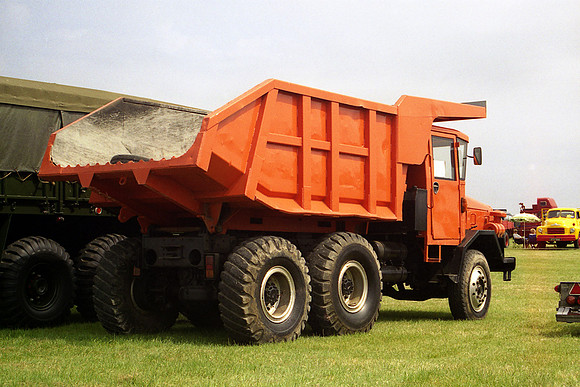 690 Dumptruk