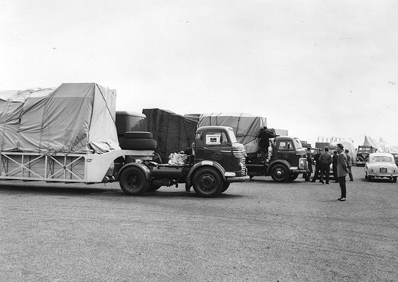 Commer (2) - pity we cannot see the trlr
