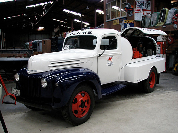 RC090_46Ford21TF_PLUME
