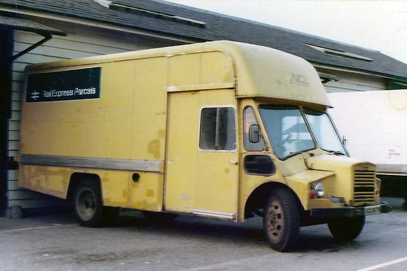 Bedford TJ UGX587K